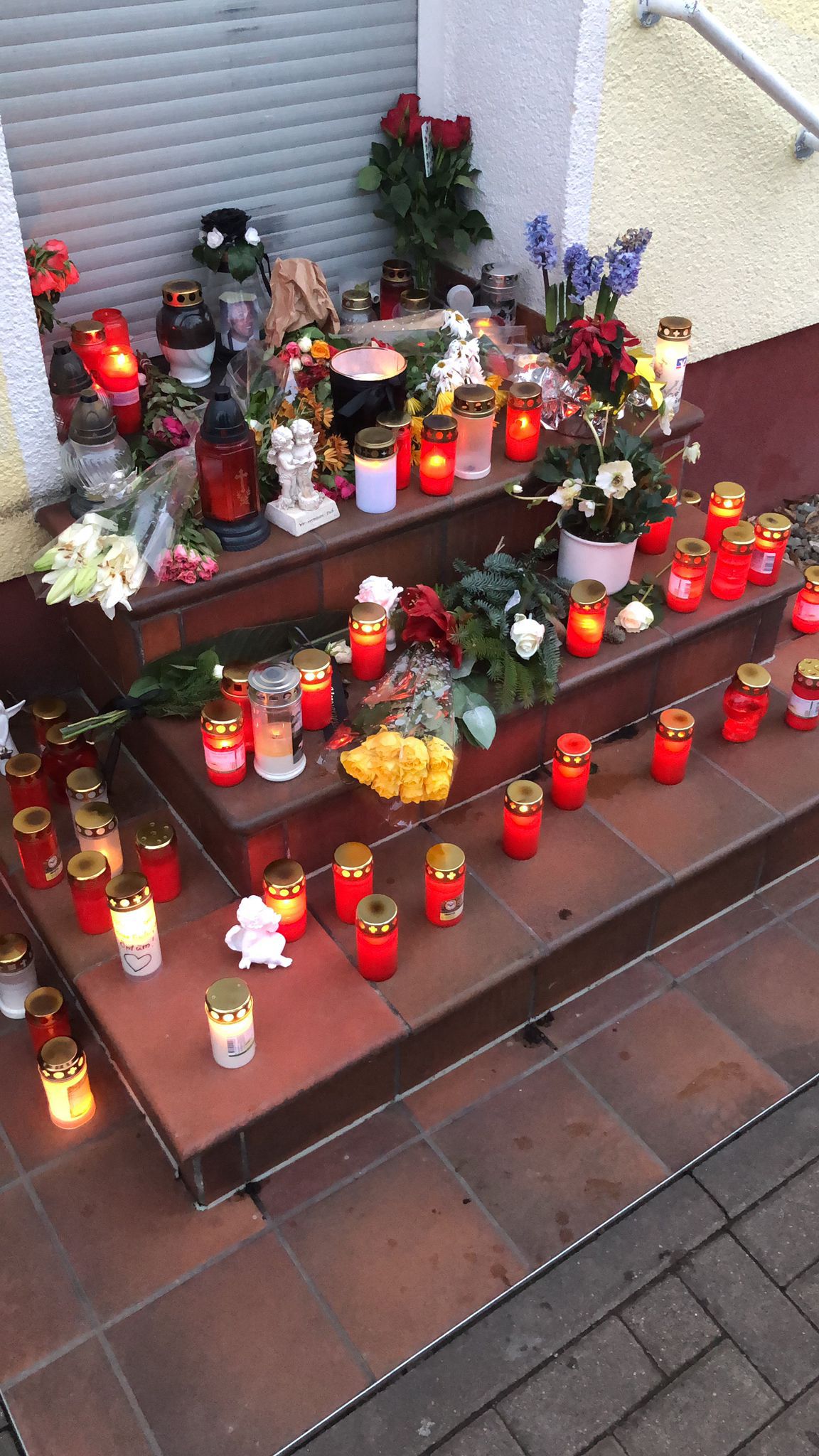 Gedenkkerzen vor dem Bistro